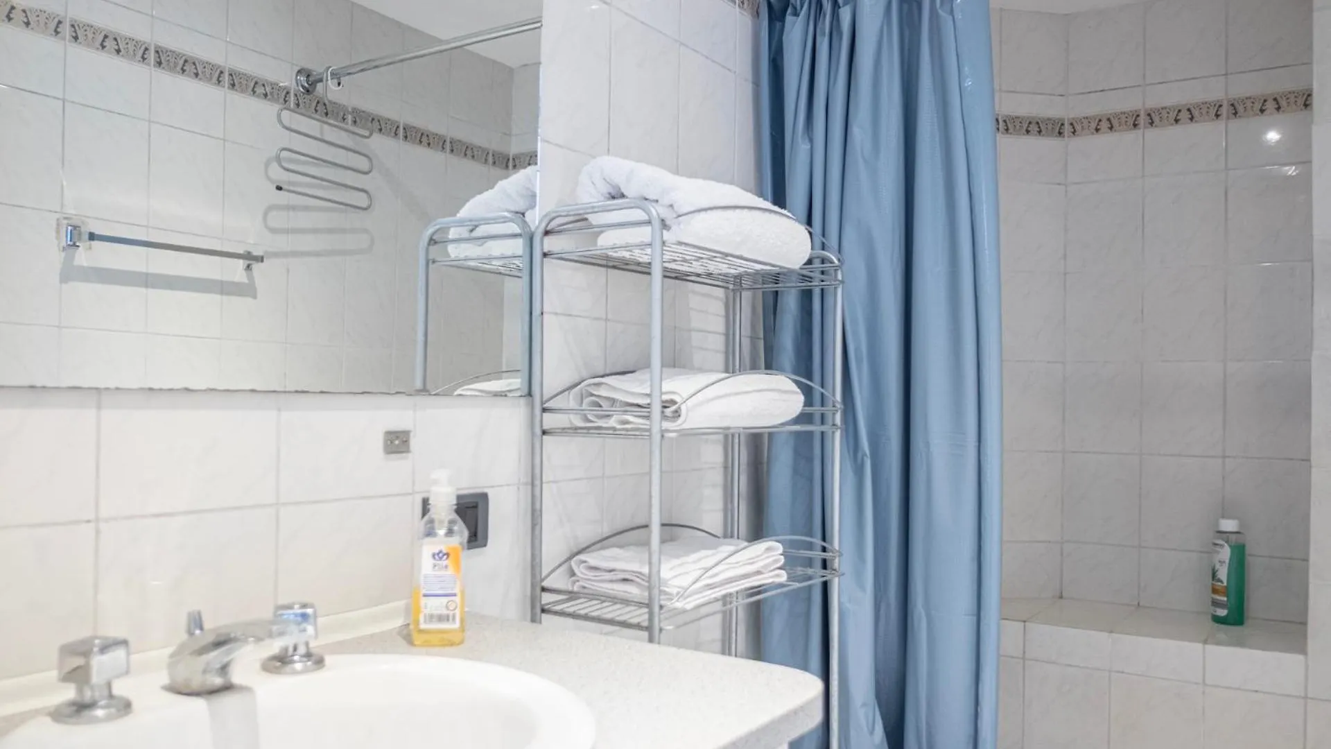 Frente Al Swissotel, Ideal Para Trabajo Y Estudios キト アパート