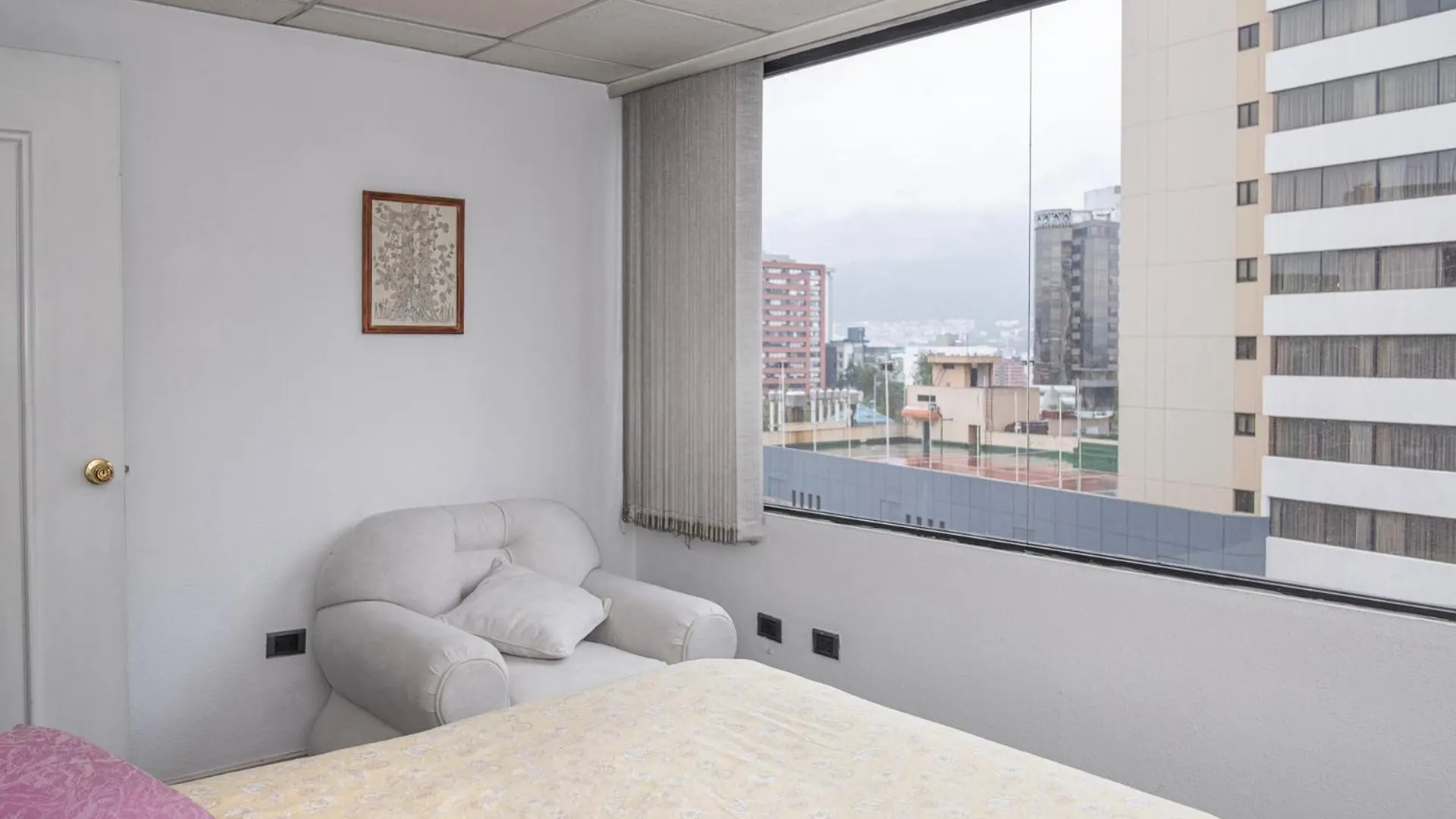 Frente Al Swissotel, Ideal Para Trabajo Y Estudios Quito Apartment